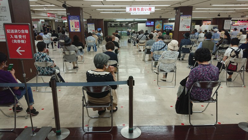 中元購入の順番待ちをする座席の間隔をあけた横浜高島屋の特設会場=横浜市西区で、2020年6月10日午後1時42分、小出禎樹撮影