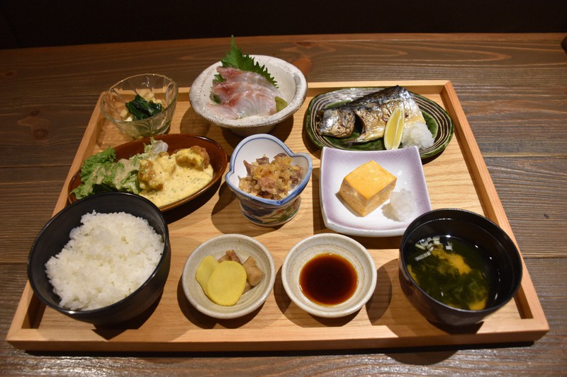 つかだ食堂が提供するメニューの一つ「小鉢御膳」(税込み1500円)。チキン南蛮や焼きサバ、地鶏みそなど「塚田農場」などの居酒屋で出していたメニューがセットになっている=東京都渋谷区で18日午後4時33分、町野幸撮影