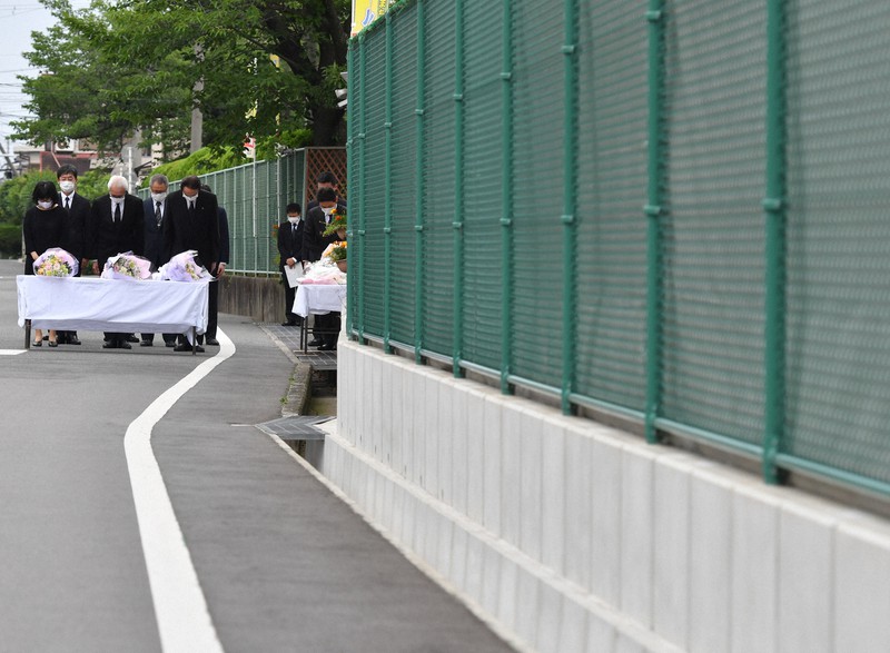 大阪北部地震2年 女児犠牲の寿栄小で校長ら黙とう 住民も献花し追悼 毎日新聞