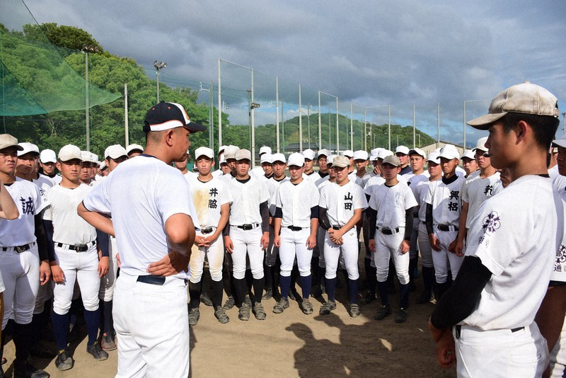 センバツ交流試合の決定を受け、西村太監督(中央)と決意を新たにする尽誠学園の選手たち=香川県善通寺市で2020年6月10日午後4時36分、潟見雄大撮影