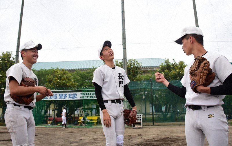 笑顔で練習方法について話し合う飯山の選手たち=香川県丸亀市で2020年6月1日午後4時55分、潟見雄大撮影