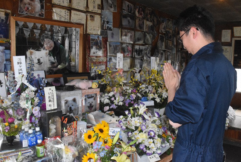 わさおファン 弔問絶えず 花 メッセージ続々 根強い人気 物語る 鰺ケ沢のイカ焼き店 青森 毎日新聞
