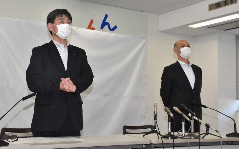 独自大会の開催を発表する県高野連の尾形徳昭会長(左)と久米信彦理事長=秋田市で