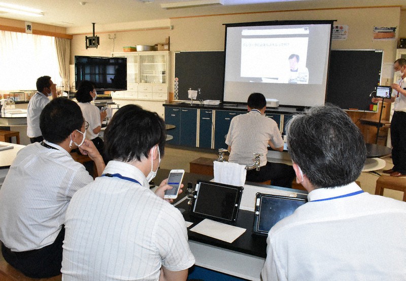平井聡一郎氏のオンライン講義に参加する教員ら=群馬県下仁田町の下仁田小学校で