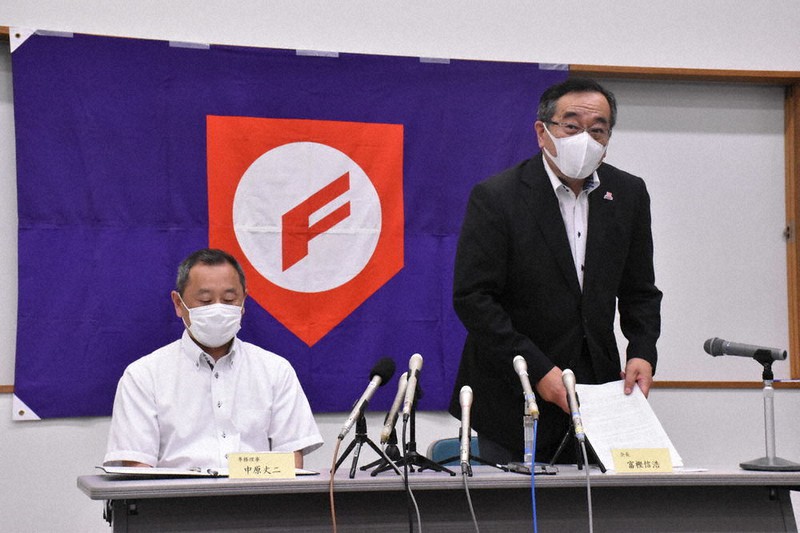 県独自の大会について説明する、県高野連の富樫信浩会長(右)=新潟市中央区で、北村秀徳撮影