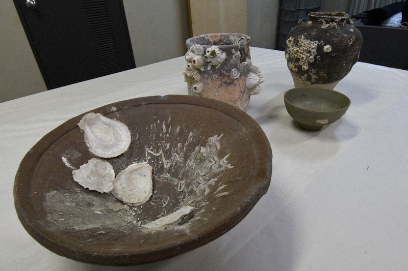 淡嶋神社に納められていた、海から引き揚げられたとされる陶磁器。貝殻などが付着している=和歌山市で、最上聡撮影