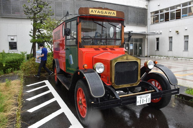 出前図書館として初の運用となった英国製のレトロカー=香川県綾川町の綾上小学校で、川原聖史撮影