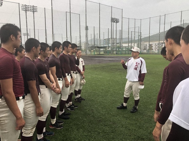 練習後にミーティングする福岡大大濠高の八木監督(中央)と選手たち=同校提供