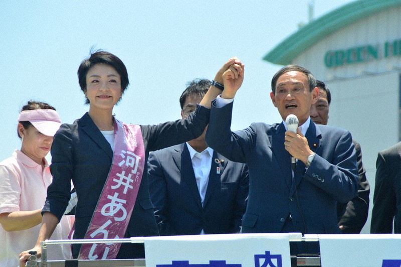 参院選で菅義偉官房長官の応援演説を受ける河井案里氏=広島県尾道市のJR尾道駅前で2019年7月15日、渕脇直樹撮影