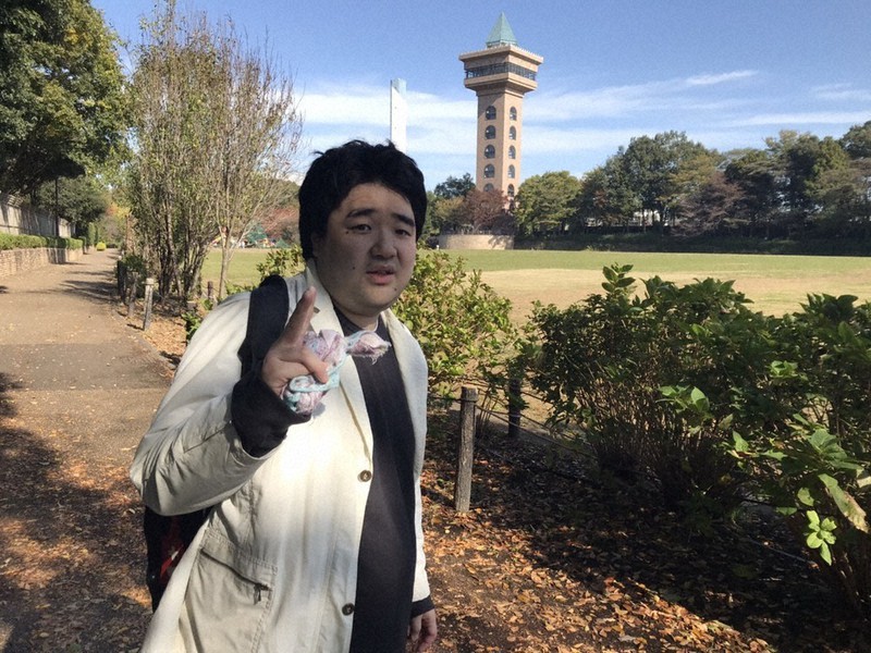 生活介護事業所の仲間と相模原市の公園を散策する田中信太郎さん。穏やかな日常はコロナ禍で一変した=2019年11月18日(田中洋子さん提供)