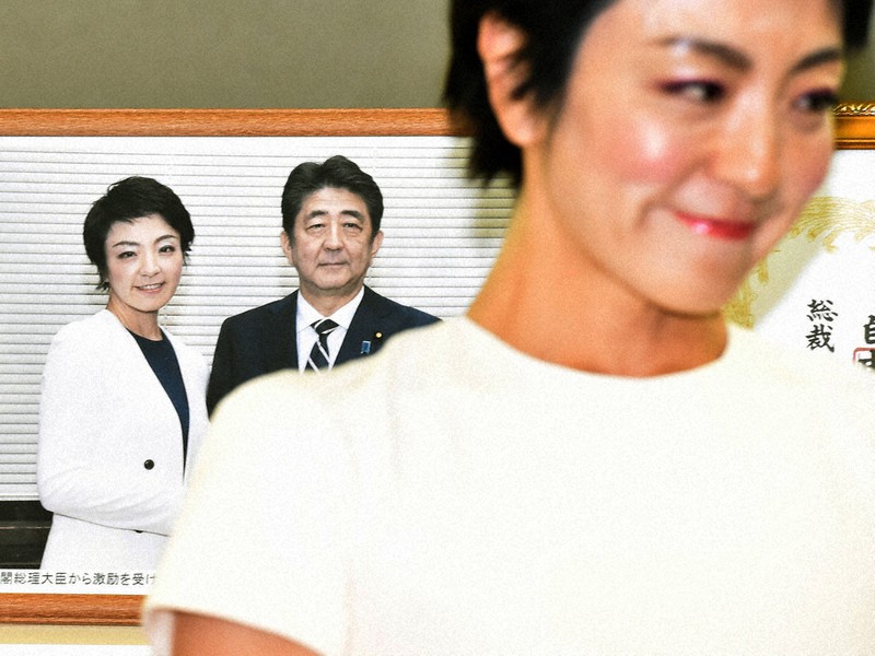 自民党から立候補した参院選で当選確実になり、支持者にあいさつをする河井案里参院議員。後ろには安倍首相と一緒に写った写真が掲げられていた=広島市中区で2019年7月21日、山崎一輝撮