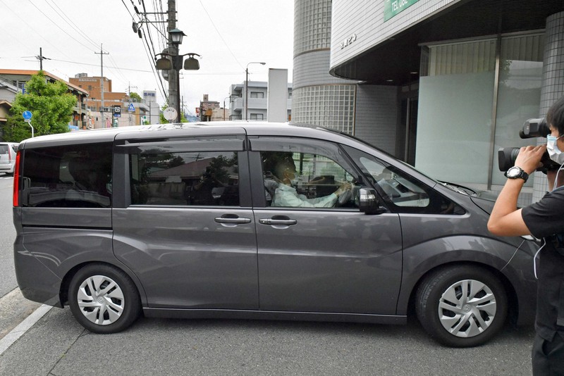 河井克行容疑者の事務所が入居するビルに入る、検察関係者を乗せたとみられる車両=広島市安佐南区で2020年6月19日午前8時59分、平川義之撮影