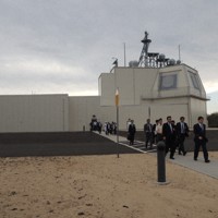 米ハワイ州カウアイ島にある陸上配備型迎撃ミサイルシステム「イージス・アショア」の試験施設の視察を終えた小野寺五典防衛相（右）ら防衛省関係者＝2018年1月10日午前9時38分、秋山信一撮影