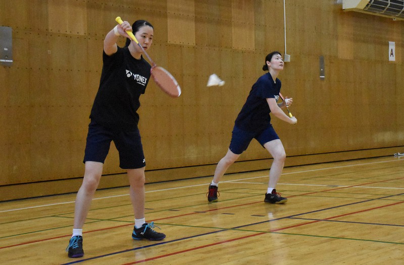 報道陣に練習を公開した永原和可那選手(左)と松本麻佑選手=秋田市で2020年6月18日午後2時36分、高野裕士撮影