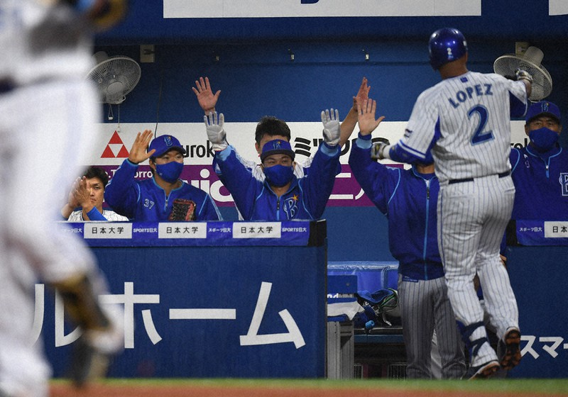 プロ野球開幕 客席に飾り 各球団 間隔空けｐｖ 毎日新聞