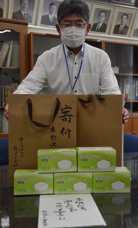 「たいがーマスク」と名乗る人物から届いた子供用の不織布マスク=栃木県大田原市市野沢の市立市野沢小学校で2020年6月19日、湯浅聖一撮影