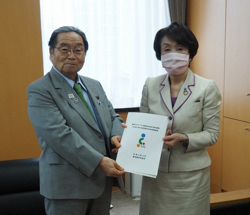 北村誠吾地方創生担当相(左)に要請書を手渡す横浜市の林文子市長=市提供