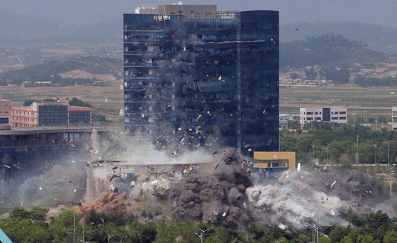 北朝鮮が爆破した開城の南北共同連絡事務所=北朝鮮・開城で2020年6月16日、朝鮮中央通信・朝鮮通信