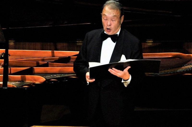 音楽の友ホールで歌う佐藤征一郎=2019年10月31日、林喜代種撮影