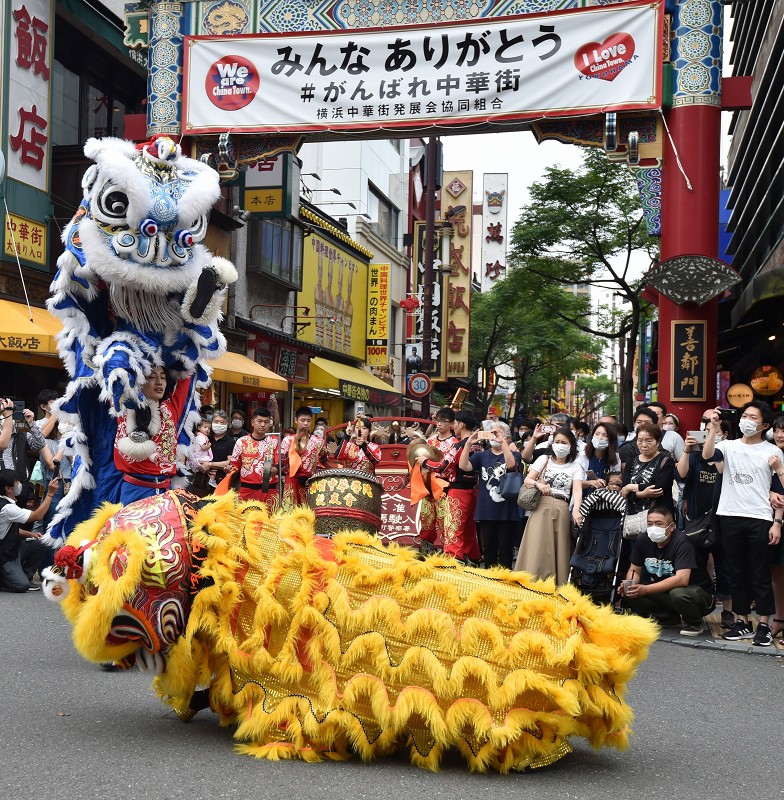 コロナ終息へ 横浜、神戸の中華街が「共演」 爆竹や獅子舞演舞 [写真