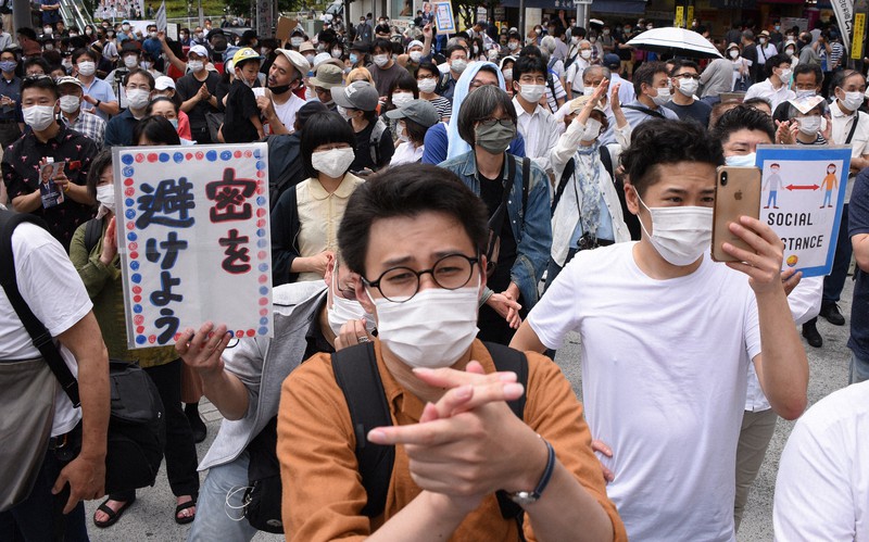 東京都知事選の街頭演説会に集まった多くの人たち=東京都中野区の中野駅前で2020年6月21日午後1時13分、丸山博撮影