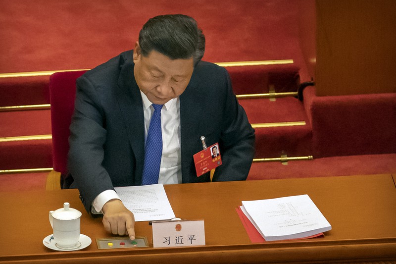 中国全人代で香港への国家安全法制新設について投票する習近平国家主席=北京で5月28日、AP