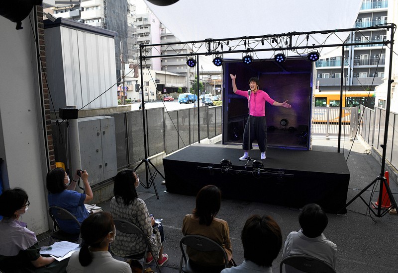 トラックで演劇を配達するプロジェクト「THEATRE A/way」の実施を目指して行われた検証公演。幹線道路沿いの駐車場に置かれたトラックの特設ステージで一人芝居が上演された=東京都江東区で2020年6月20日午後2時21分、竹内紀臣撮影