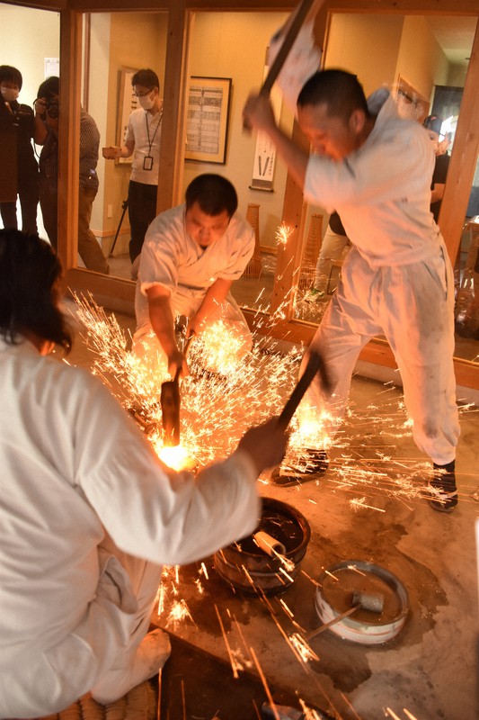 新型コロナウイルスの撲滅の思いを込めた刀の鍛錬=岐阜県関市小瀬の刃物屋三秀・関刃物ミュージアムで