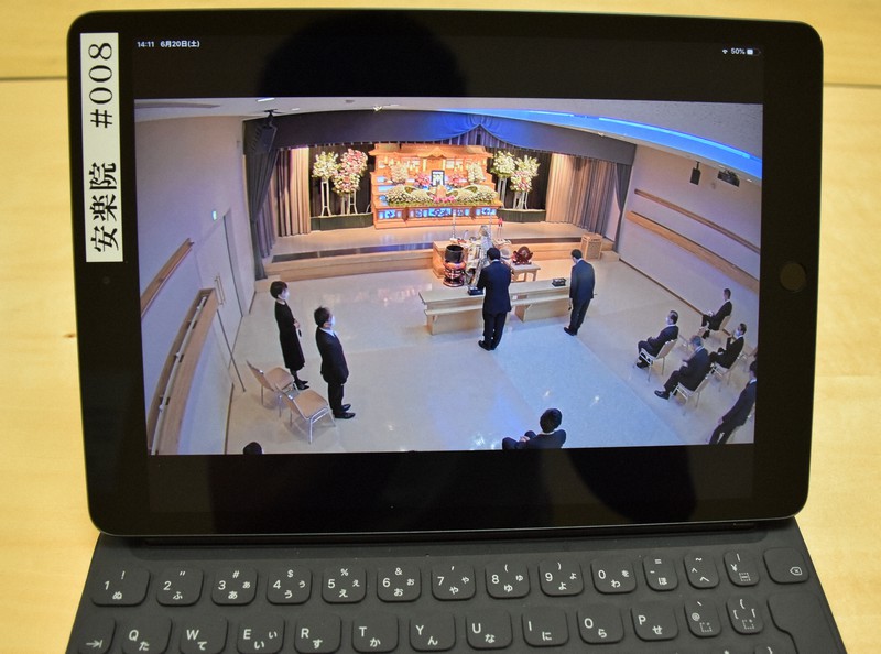 「オンライン会葬」サービスを用いた模擬会葬=長野市の桐原安楽院で、2020年6月20日午後2時9分、皆川真仁撮影
