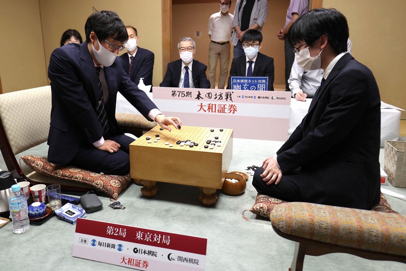 第75期本因坊決定戦七番勝負第2局で、終局後に芝野虎丸名人(右)と対局を振り返る本因坊文裕=東京都千代田区の日本棋院で2020年6月14日午後4時28分、宮武祐希撮影