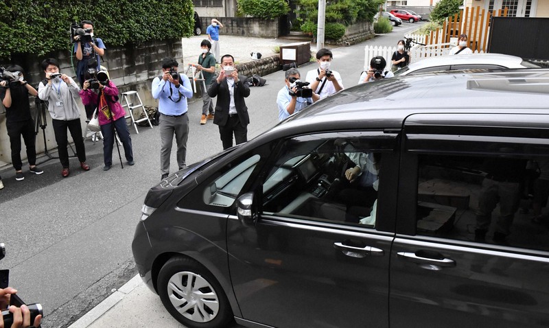 河井克行・案里両容疑者の自宅があるマンションの家宅捜索を終え引き揚げる検察の車両=広島市安佐南区で2020年6月19日午前11時46分、平川義之撮影