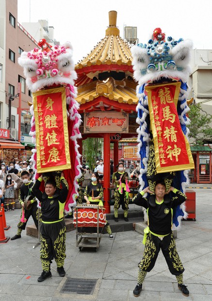 コロナ終息へ 横浜、神戸の中華街が「競演」 爆竹や獅子舞演舞 | 毎日新聞