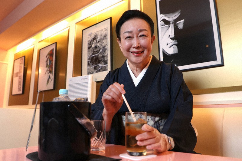 「コロナには負けません」と笑顔の水口素子ママ=東京都中央区で2020年6月9日、宮武祐希撮影