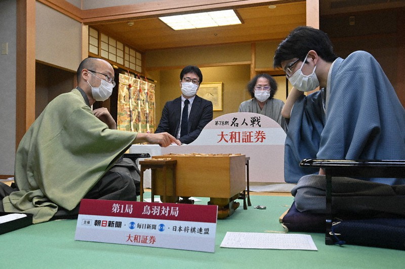 対局を終え感想戦に臨む挑戦者の渡辺明王将(左)。右は豊島将之名人=三重県鳥羽市の戸田家で2020年6月11日午後9時32分、兵藤公治撮影