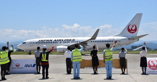 小松空港 空旅客に感謝の見送り ｊａｌ ａｎａ合同で 石川 毎日新聞