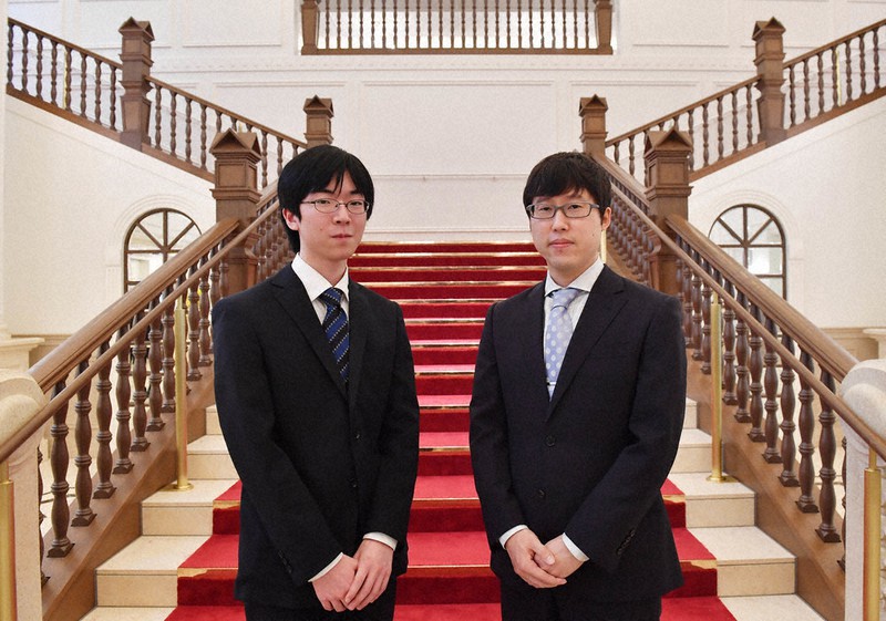 第75期本因坊決定戦七番勝負第3局を前に、健闘を誓う本因坊文裕(右)と挑戦者の芝野虎丸名人=兵庫県宝塚市の宝塚ホテルで、北村隆夫撮影