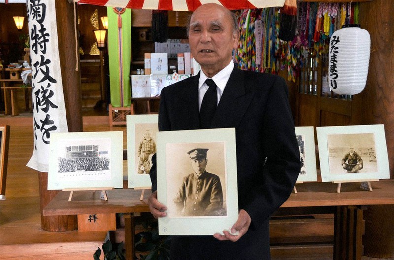徳島白菊特攻隊員として犠牲になった叔父の写真を手に平和について語る隅倉純爾さん=徳島市雑賀町の県護国神社で、山中宏之撮影