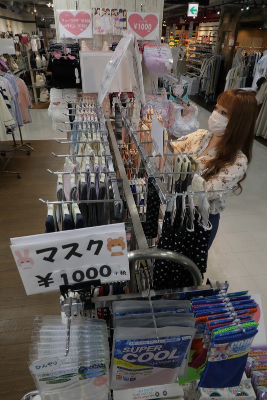 店舗が入る商業ビルの休業に伴い、店を閉めた衣料品店=仙台市青葉区で2020年6月17日、和田大典撮影