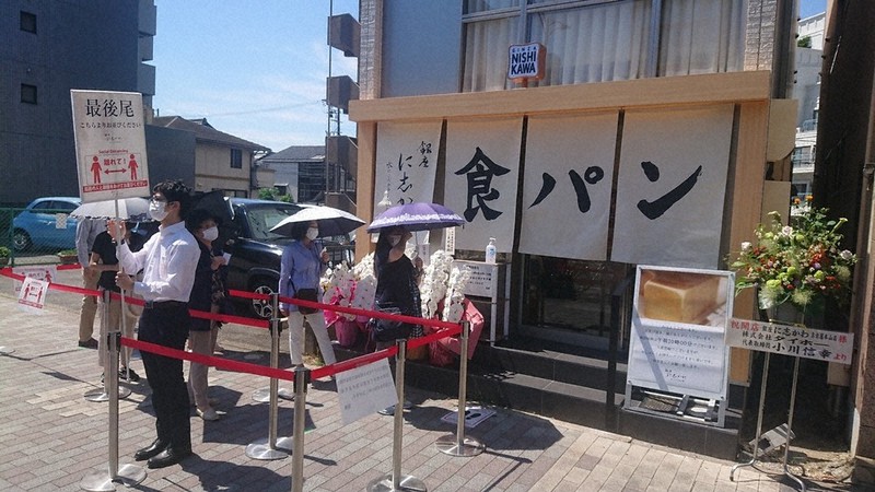 銀座に志かわの新店舗開店前から並ぶ買い物客ら=名古屋市千種区で