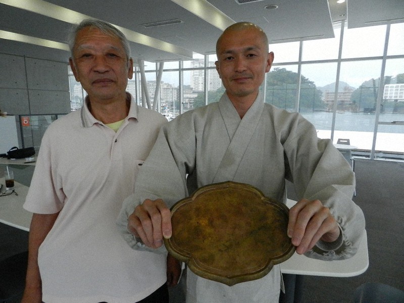 数奇な運命の金剛盤を手に持つ長谷密賢住職(右)と江崎満さん=三重県鳥羽市鳥羽1で