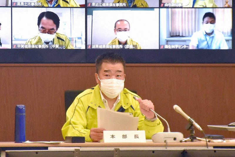 新型コロナ感染症に対する振り返りについて説明する三日月大造知事=大津市京町4の県危機管理センターで、諸隈美紗稀撮影
