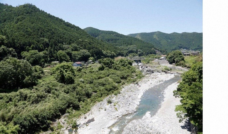 吉野川右岸が吉野町宮滝、左岸中央が象山、左隣が三船山=奈良県吉野町で、栗栖健撮影