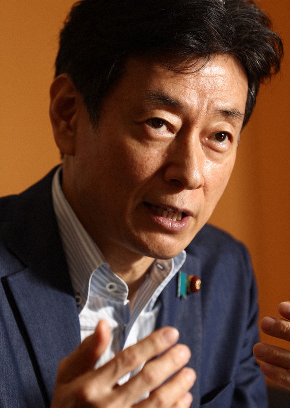 新型コロナウイルス感染拡大への対策などについてインタビューで答える西村康稔経済再生担当相=東京都千代田区で2020年6月20日午後5時半、喜屋武真之介撮影