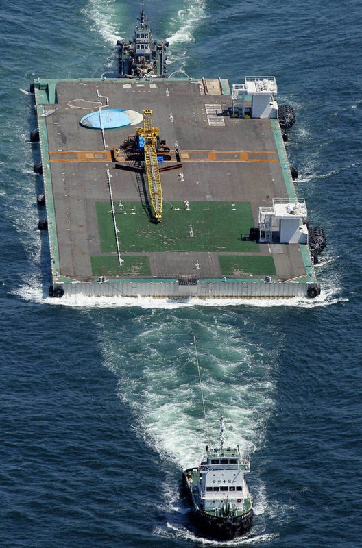 横浜港を出港し小名浜港に向け浦賀水道をえい航されるメガフロート=2011年5月15日午前9時33分、本社ヘリから森田剛史撮影