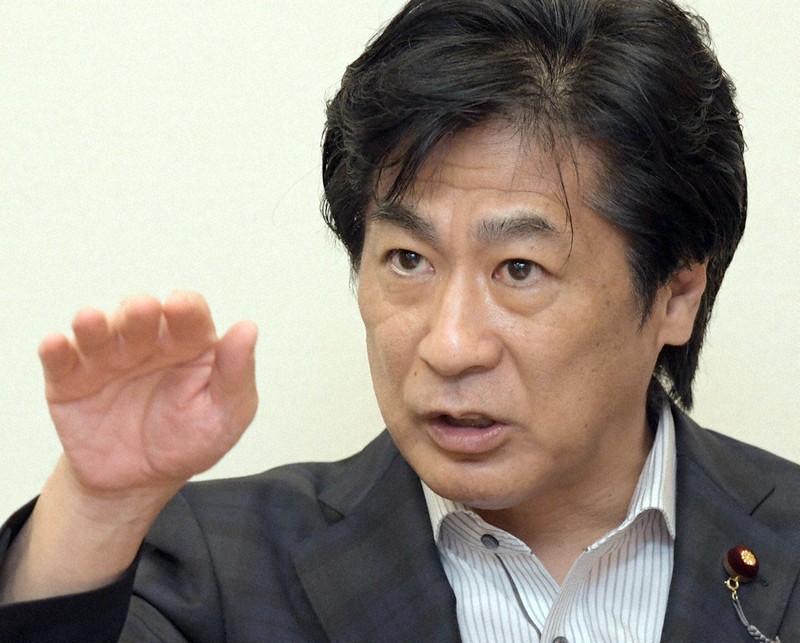インタビューに答える田村憲久元厚生労働相=衆院第1議員会館で2020年6月18日午後1時26分、竹内幹撮影
