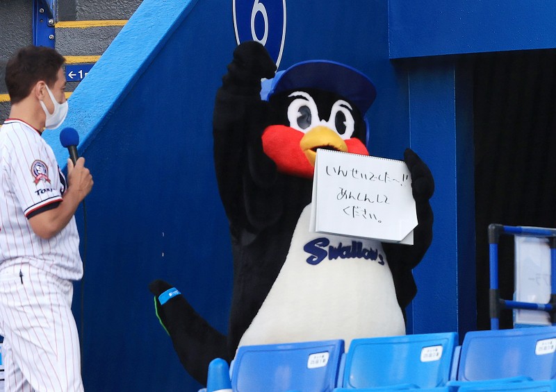 神宮球場 ヤクルトー阪神戦 実況席にビニールシート設置 写真特集6 19 毎日新聞