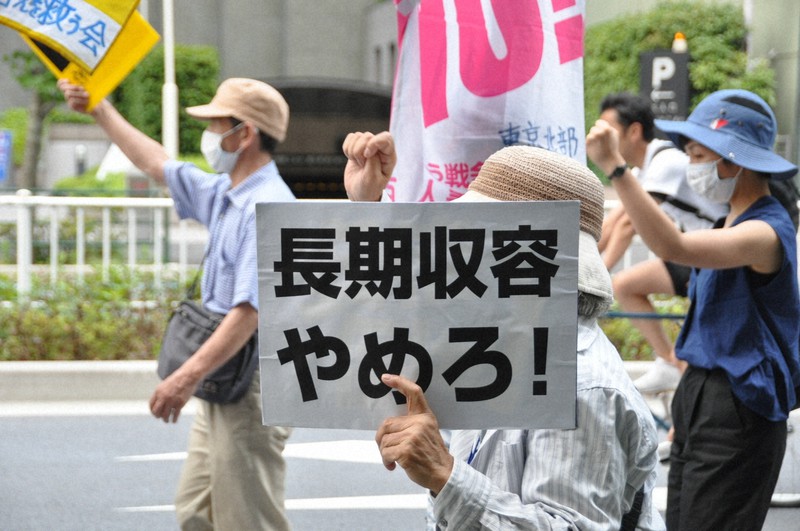 外国人長期収容の改善などを求める抗議デモの参加者=東京都港区で2020年6月20日、鵜塚健撮影