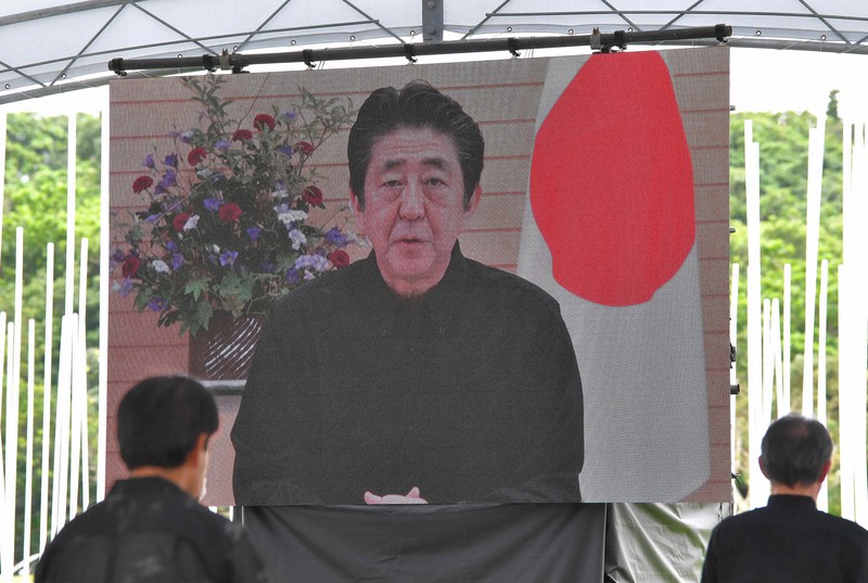 沖縄全戦没者追悼式で流される安倍首相のビデオあいさつ=沖縄県糸満市の平和祈念公園で2020年6月23日午後0時28分、徳野仁子撮影