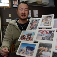 海の家で撮った写真を前に語る森川隼さん。米兵から謝罪がないことに憤りを隠せない＝神奈川県逗子市で2020年2月、竹内麻子撮影