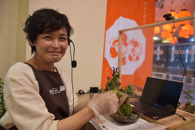 「めおと岩カフェ」内のサテライトスタジオからオンラインスクールで「伊勢苔玉」づくりを指導するTOMOKOさん=三重県伊勢市二見町で